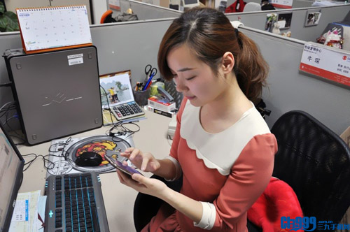 首次公开!<em>三八</em>节<em>美女</em>同事自用手机大揭秘-手机