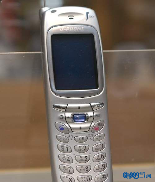 夏普开启了手机拍摄功能的先河,在2000年的9月,夏普联合日本移动运营