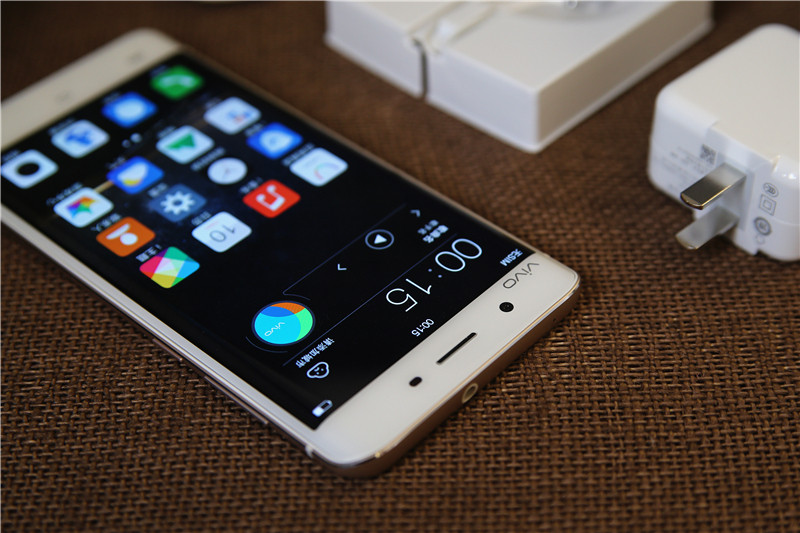 vivo xplay5并不支持红外遥控功能,支持红外遥控的手机机身顶部都有个