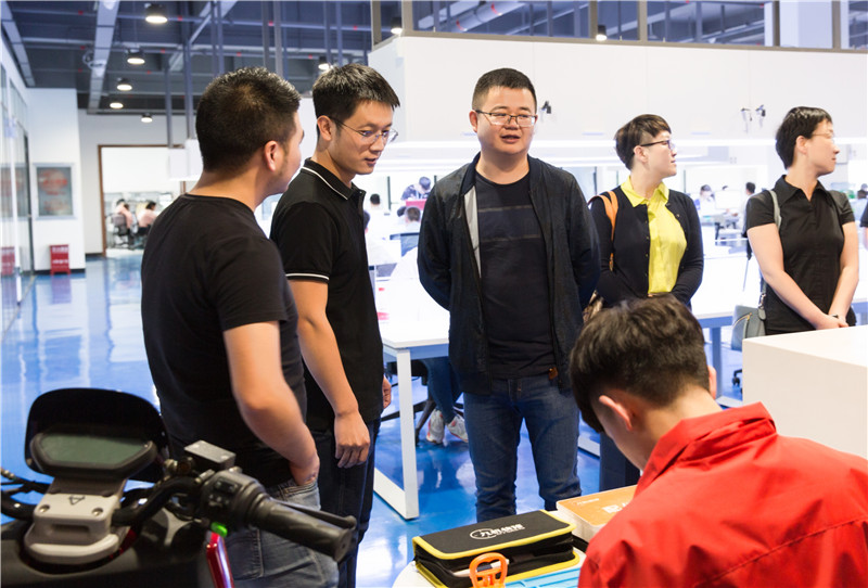 当天,九机ceo陈鸿睿还带领各大手机品牌厂商等百余人参观了九机总部